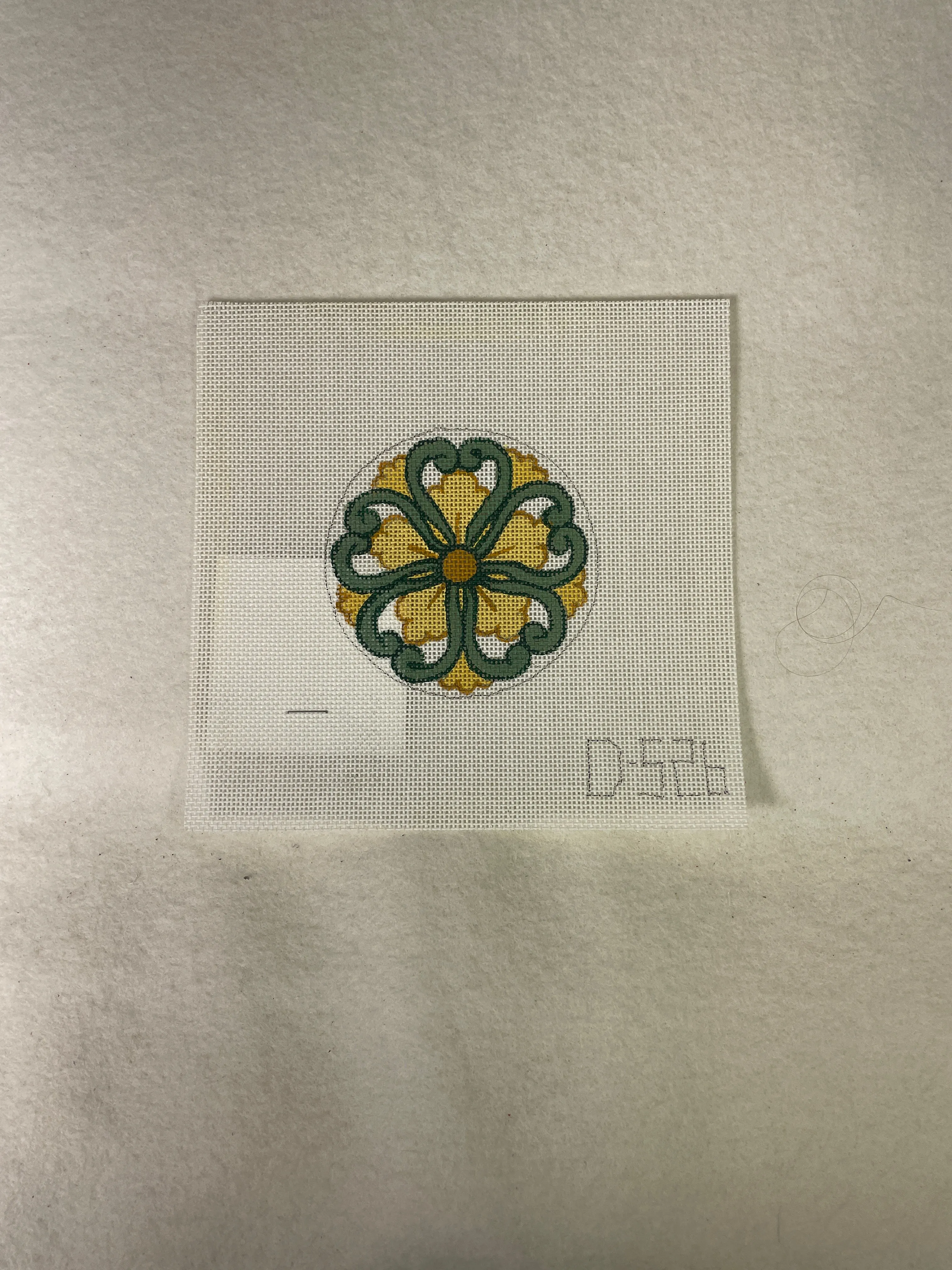 * SALE / Julia's Needleworks 18M D-526 Round
