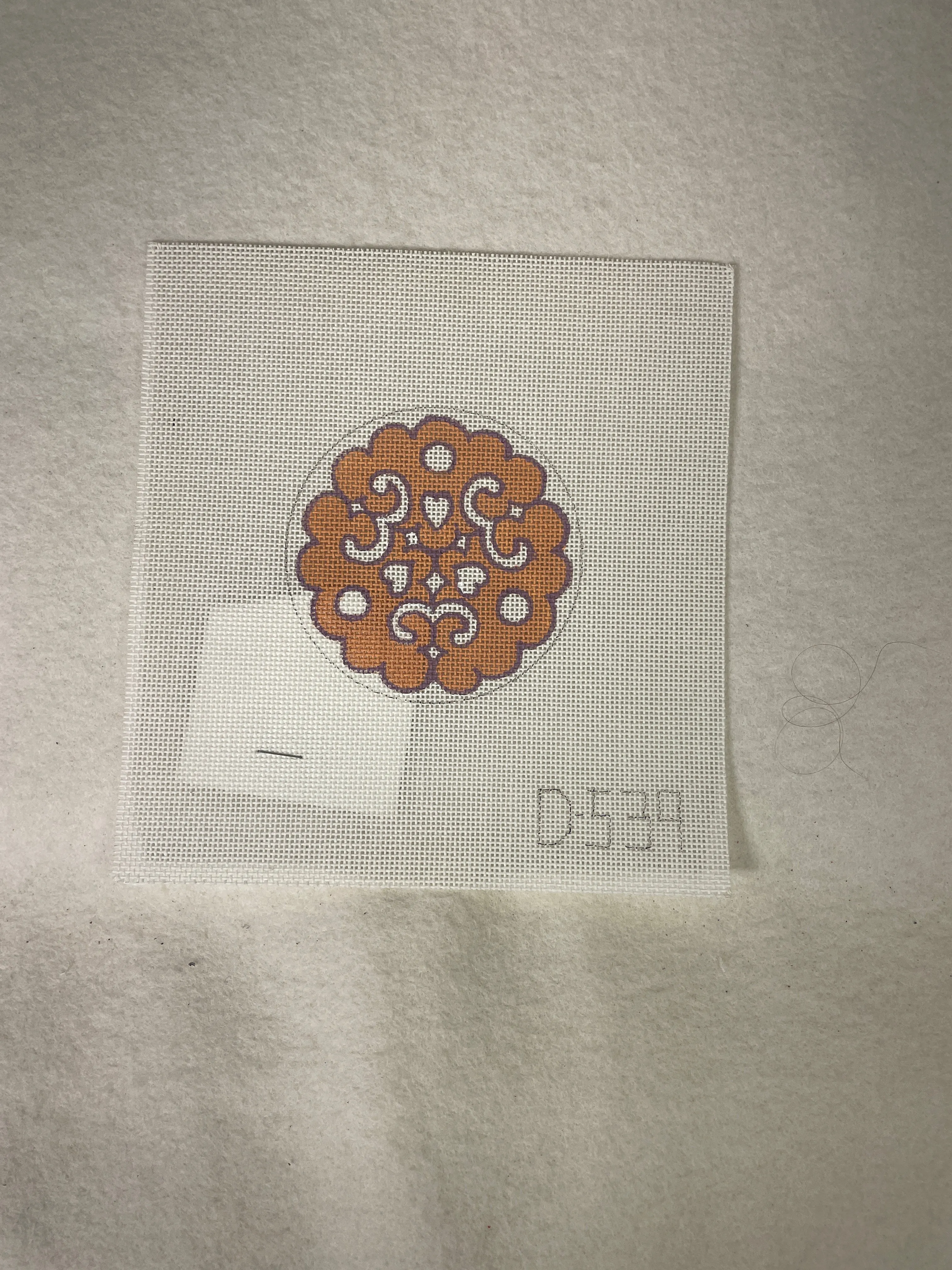 * SALE / Julia's Needleworks 18M D-539 Round