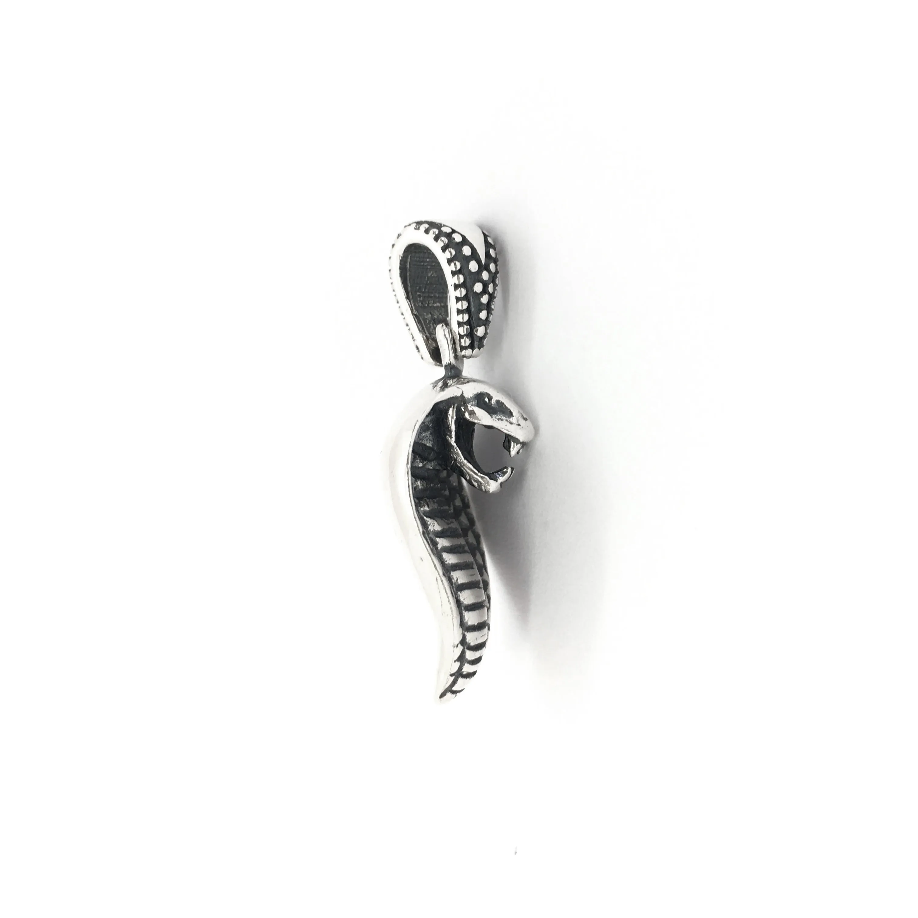 Antique-Finish Cobra Head Pendant (Silver)