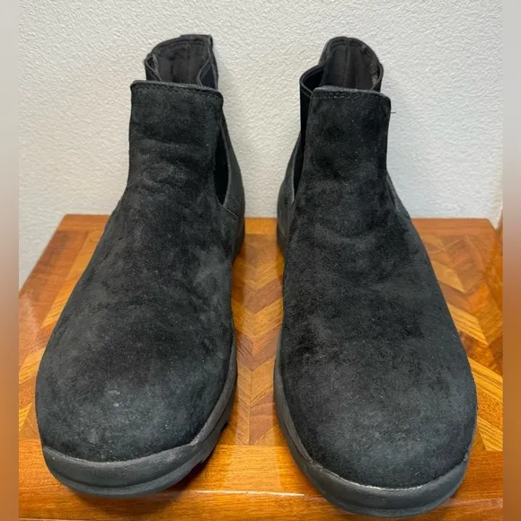 Duluth Trading black suede pull on Chelsie boot 11W
