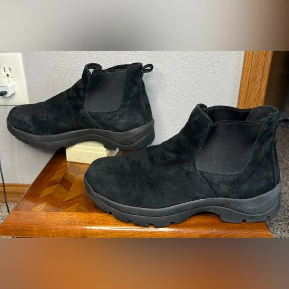Duluth Trading black suede pull on Chelsie boot 11W