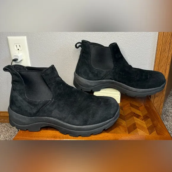 Duluth Trading black suede pull on Chelsie boot 11W