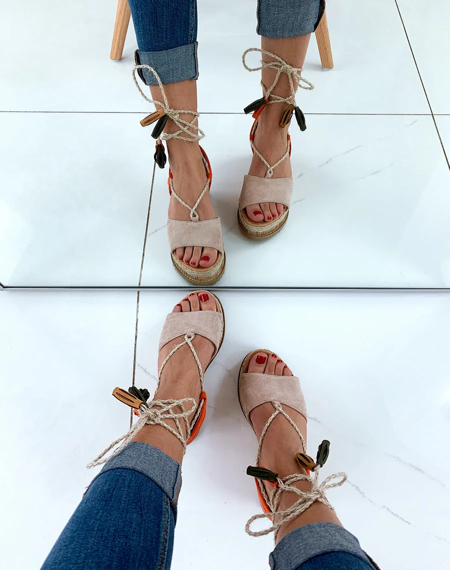 Espadrilles compensées beige en suédine avec lacets corde cheville à pompon