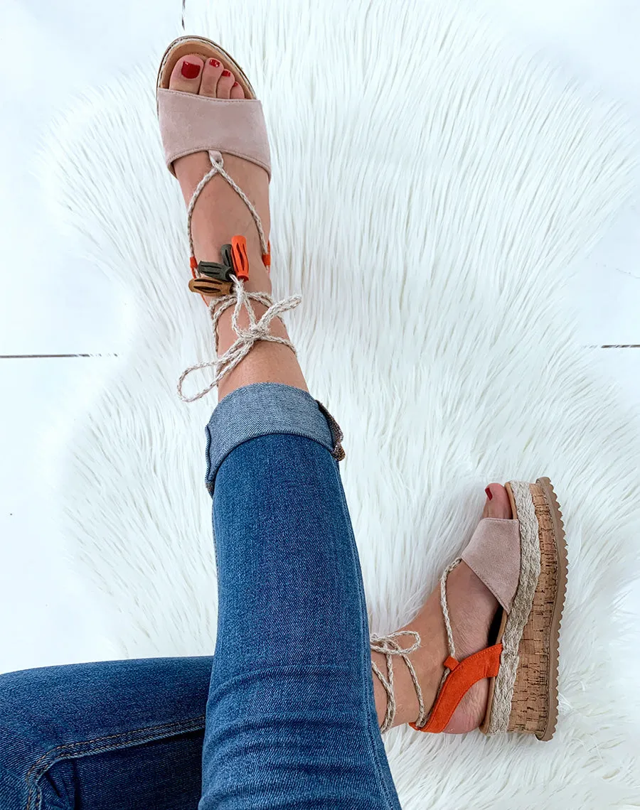 Espadrilles compensées beige en suédine avec lacets corde cheville à pompon