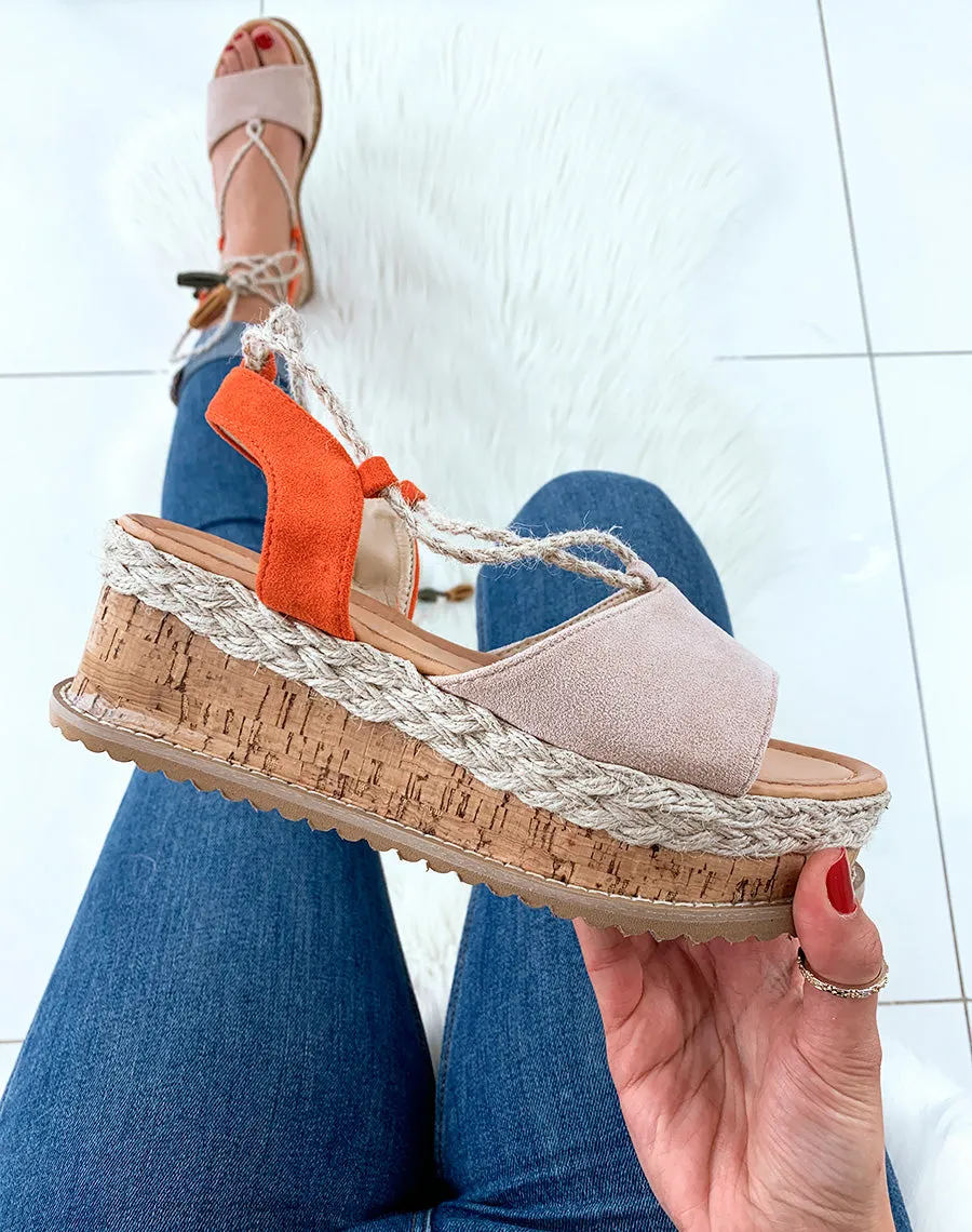 Espadrilles compensées beige en suédine avec lacets corde cheville à pompon