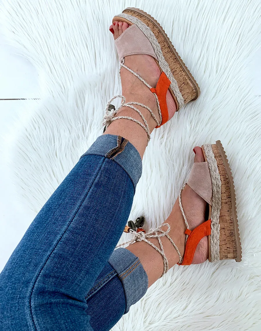 Espadrilles compensées beige en suédine avec lacets corde cheville à pompon
