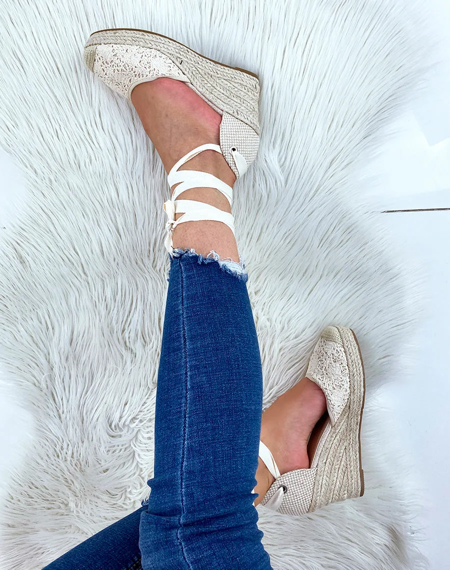 Espadrilles compensées beiges à longues lanières