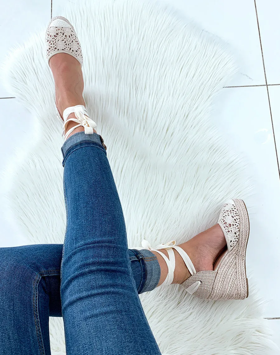 Espadrilles à talons compensés en dentelle beige à lacets
