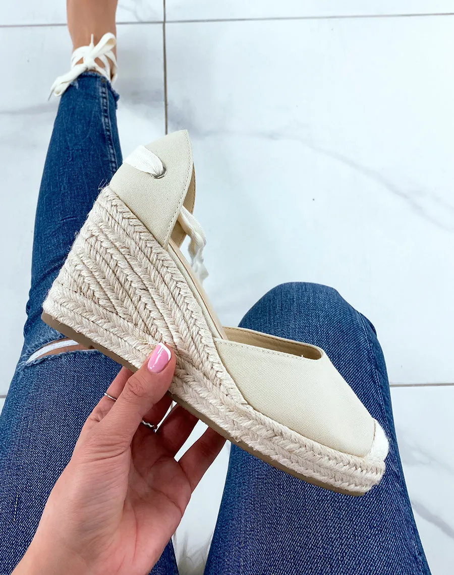 Espadrilles à talons compensés en toile beige à rubans