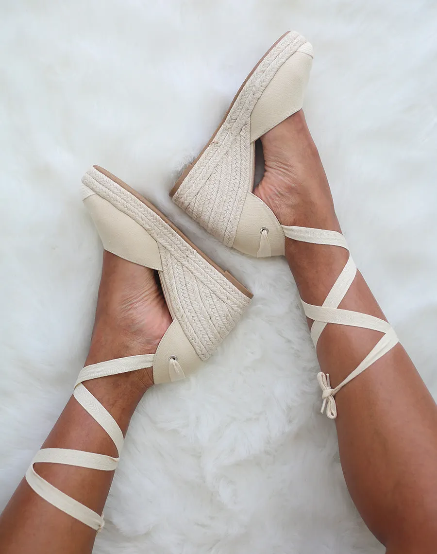 Espadrilles à talons compensés en toile beige à rubans