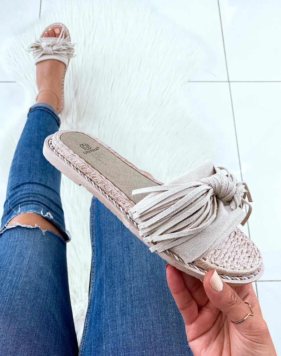 Mules beiges style espadrilles à franges