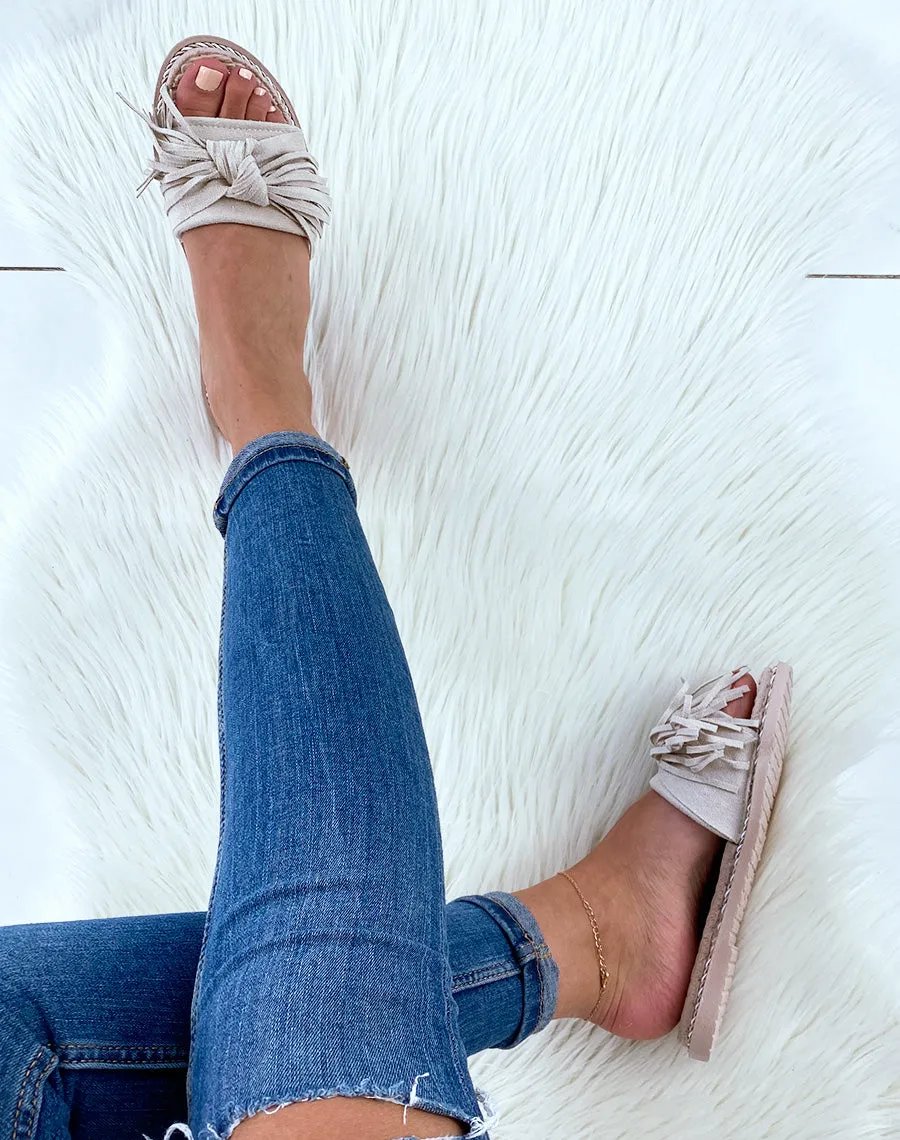 Mules beiges style espadrilles à franges
