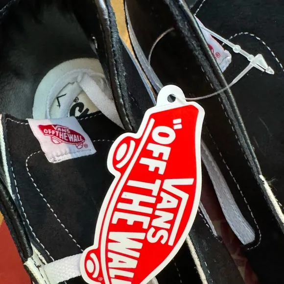 New in Box Vans SK8-Hi Boys Shoe in Black/Black/White Size 5M