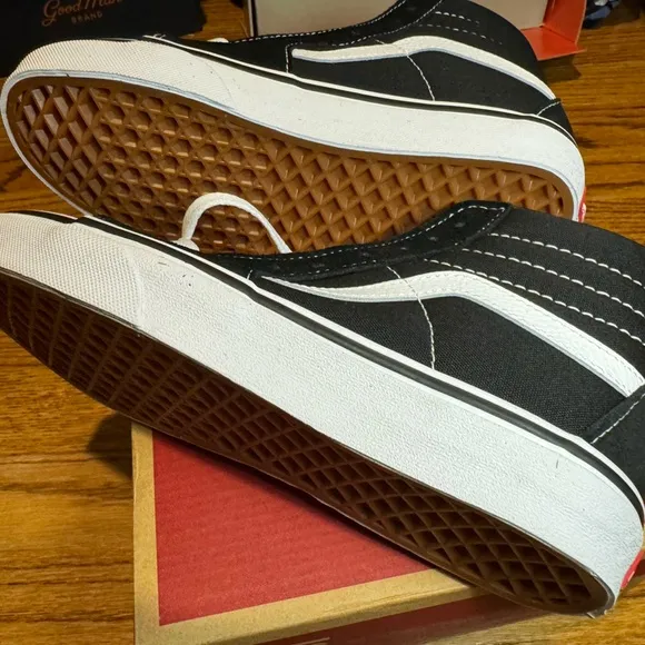 New in Box Vans SK8-Hi Boys Shoe in Black/Black/White Size 5M