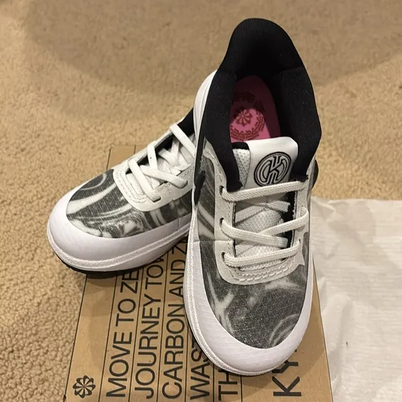 Nike Kyrie Irving 8 white/white-black sneakers youth size 10c