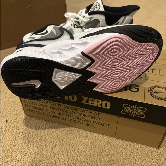 Nike Kyrie Irving 8 white/white-black sneakers youth size 10c