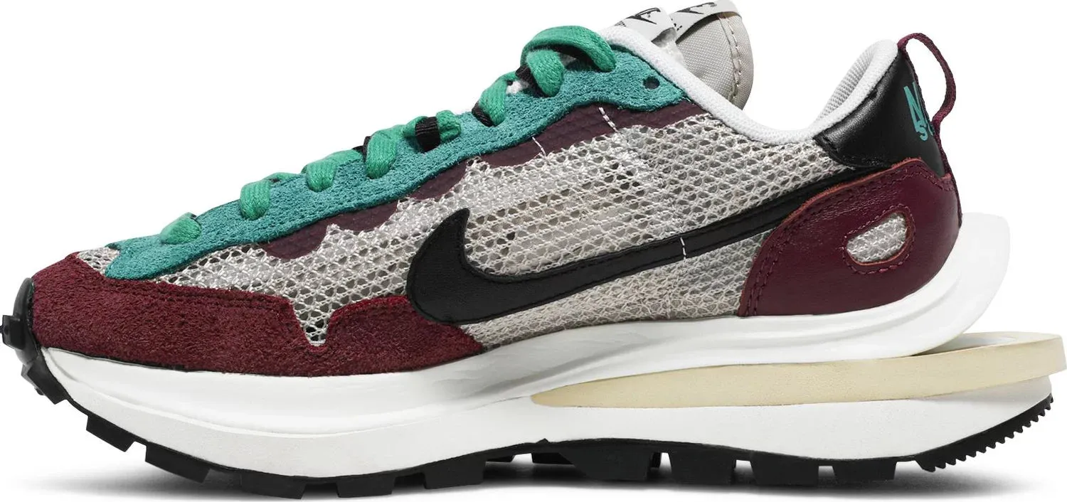 Nike Mens Sacai x VaporWaffle SP Sneakers - 'Villain Red'
