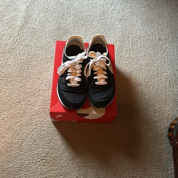 Nike size 5 black sneakers with white check .Nike waffle trainer 2 GS