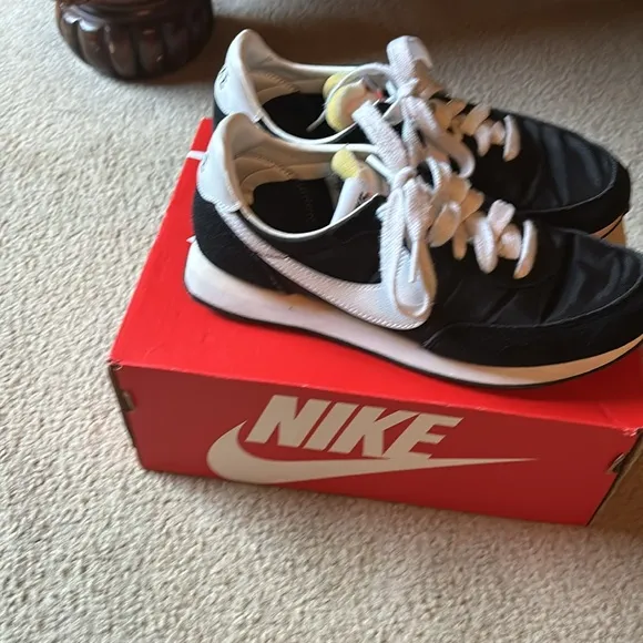 Nike size 5 black sneakers with white check .Nike waffle trainer 2 GS