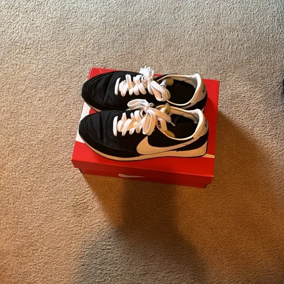 Nike size 5 black sneakers with white check .Nike waffle trainer 2 GS