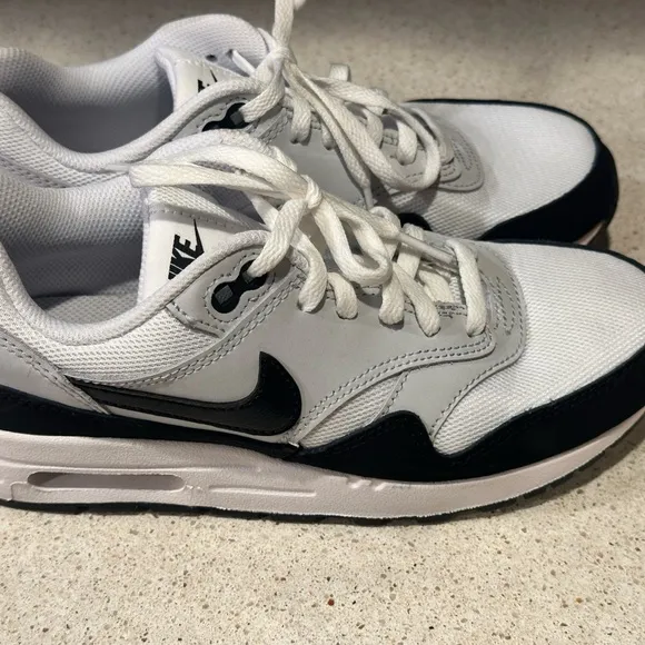 Nike White and Black Sneakers