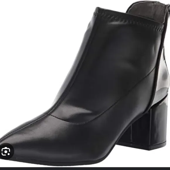 WOMEN’S SZ 8 ADRIANNA PAPELL BLACK LEATHER BOOTS. NIB