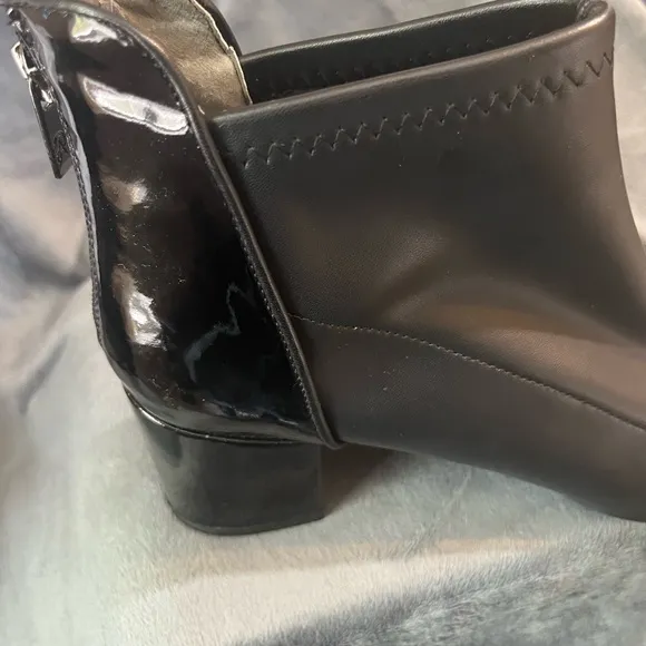 WOMEN’S SZ 8 ADRIANNA PAPELL BLACK LEATHER BOOTS. NIB