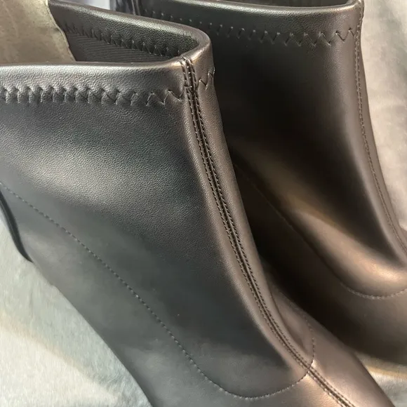 WOMEN’S SZ 8 ADRIANNA PAPELL BLACK LEATHER BOOTS. NIB